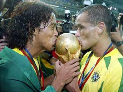 dinho et rivaldo qui embrasse la coupe